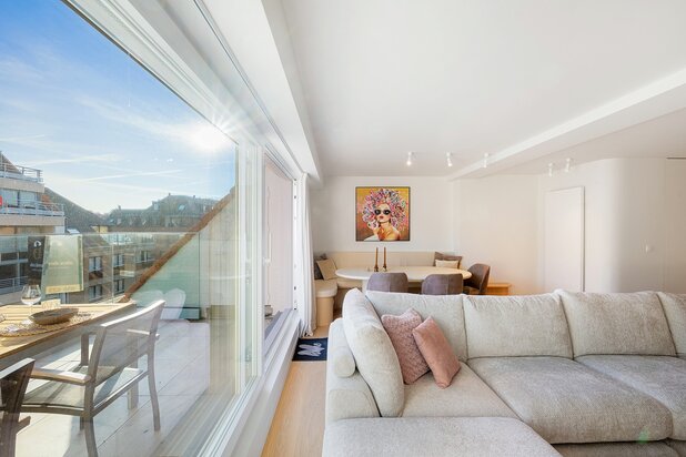 Luxueus gerenoveerd duplexappartement met drie slaapkamers.