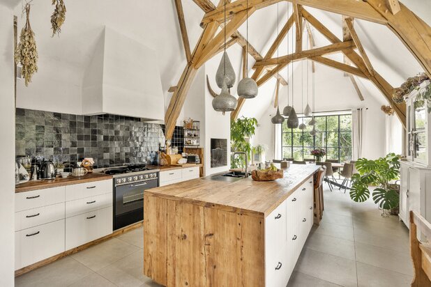 Prachtig landhuis met magnifieke tuin, zwemvijver, en loods