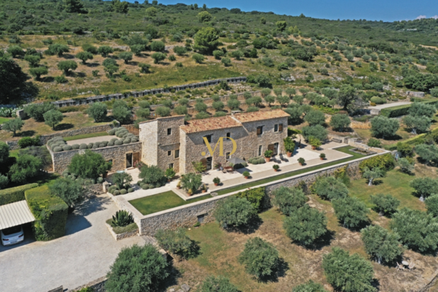 Bastide met panoramisch zicht en olijfgaar te Gordes
