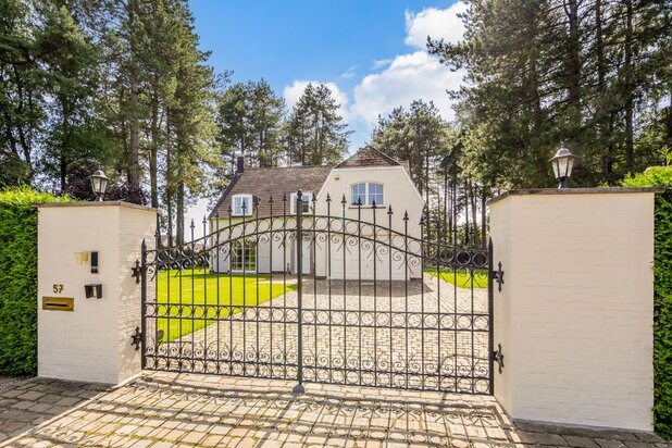 Ruime en statige villa met prachtige tuin, verwarmd zwembad, 3 paardenstallen te Houthalen-Helchteren.