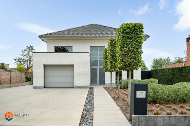 Uitzonderlijk ruime villa met 4 slpkrs en zwembad te Putte