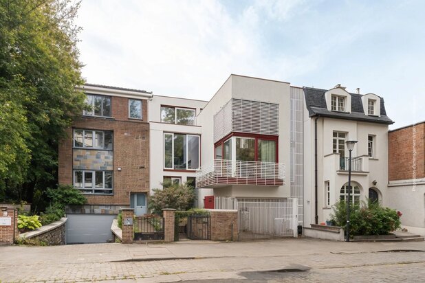 Ukkel, modern huis met vrij beroep