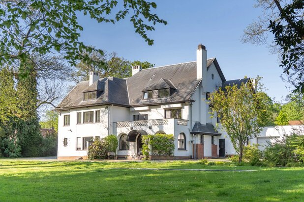 Sfeervol landhuis gelegen in een bebost park van één hectare