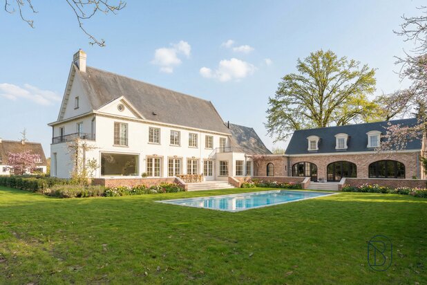 Prachtig afgewerkte franse villa met bijgebouw en zwembad