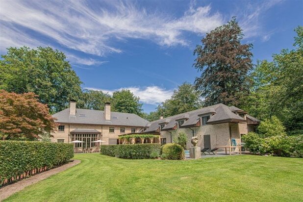 Statig landhuis met aangelegde parktuin van ca 1 Ha, zwembad en tennisterrein