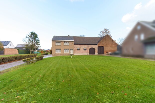 Karaktervolle woning met hoeve op ruim perceel van 2.078 m²