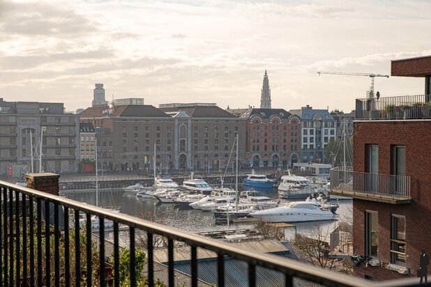 Uniek duplex-penthouse met indrukwekkend terras, gelegen op een absolute toplocatie op ’t Eilandje