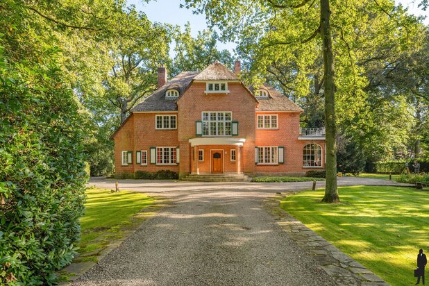 In Vriesdonk, rietgedekte karaktervolle villa op ca. 13.670m² (inclusief bouwgrond van ca. 4.543m²!).