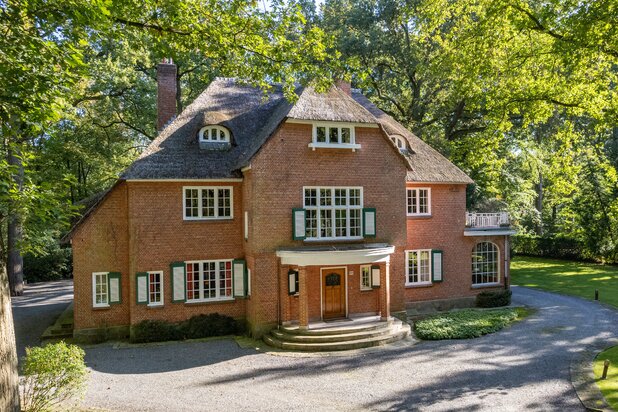 In Vriesdonk, rietgedekte karaktervolle villa met authentieke elementen, prachtige parktuin, hoge plafonds en veel verbouwingspotentieel!  Grondoppervlakte  is ca. 9127m².