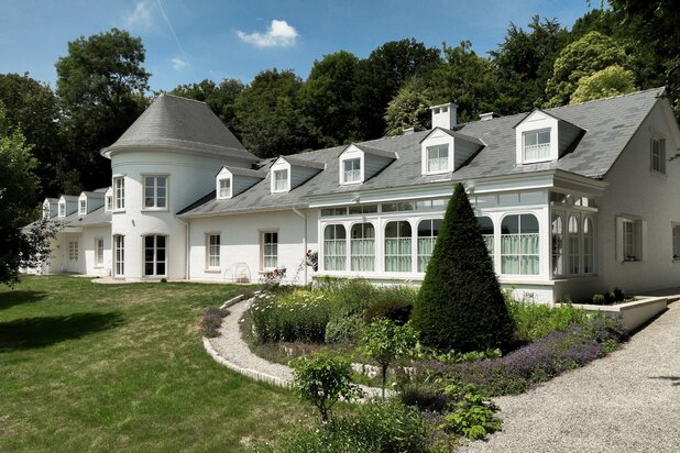 Prestigieuze eigendom met binnenzwembad en lift.