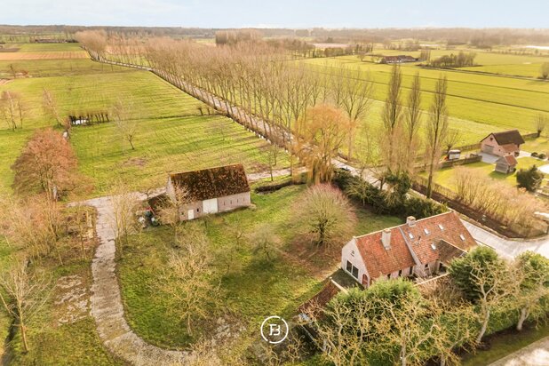 Landhuis en schuur met vergunde bouwplannen