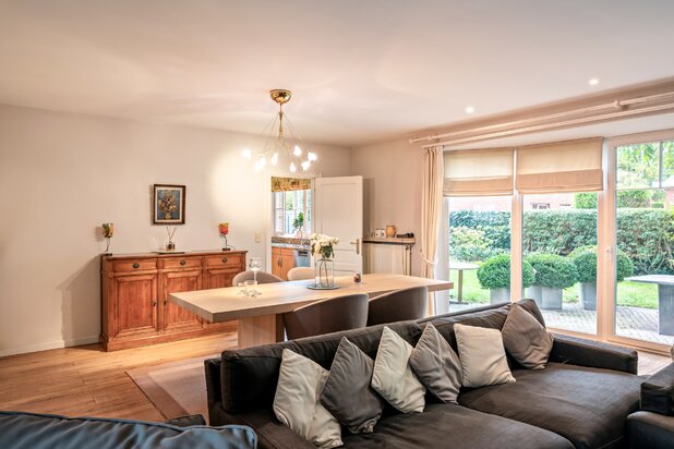 Ruime villa met 4 slaapkamers, dubbele garage en grote weide in een rustige doodlopende straat in Willebroek