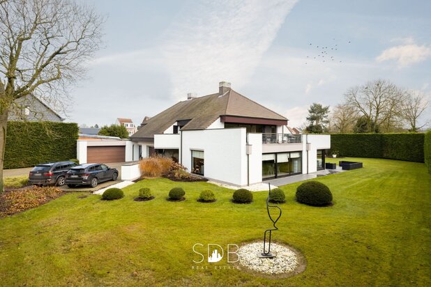 Prachtige ruime villa met gezinstuin + appartement op 2.135m²