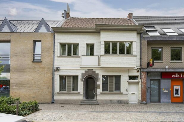 Mansion with unique city garden and practice in Oostakkerdorp