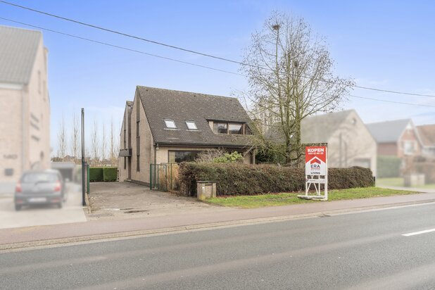 Spacious 476 m² villa: 5 beds, 2 garages, garden & wellness