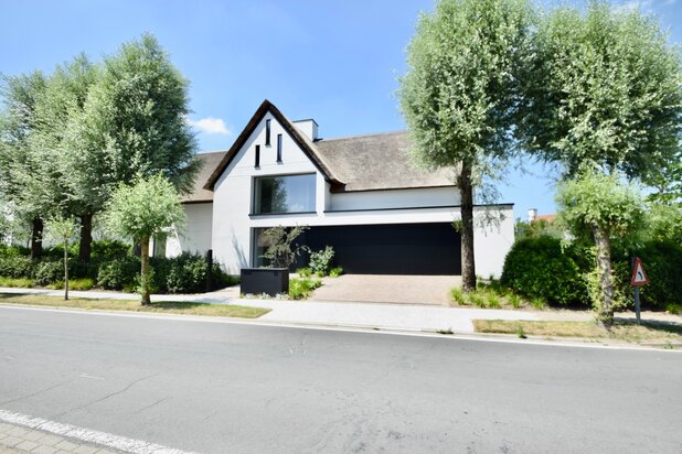 Luxueuze nieuwbouwvilla gelegen aan de rand van het Zoute, op slechts enkele minuten van de zee en het strand.