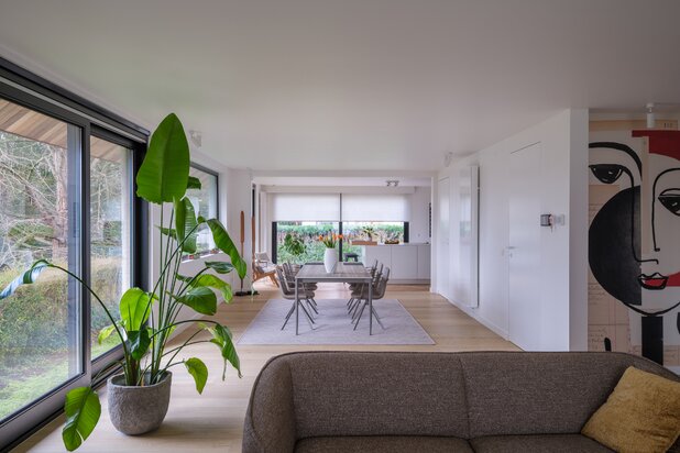 Sint-Martens-Latem – Bijzonder ruime en energiezuinige villa met woon-/werkmogelijkheid vlakbij het dorpscentrum.