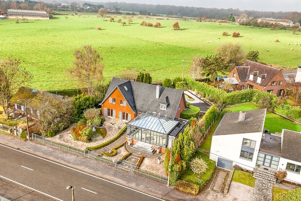 VILLA MET 4 GEVELS, ZWEMBAD EN BEDRIJFSRUIMTE IN LESVE