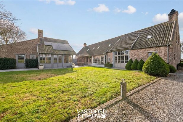 Instapklare hoeve met bijgebouwen op ruim 1 hectare