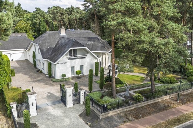 Riante villa (maar liefst 454m² woonopp.) vlakbij Nederland