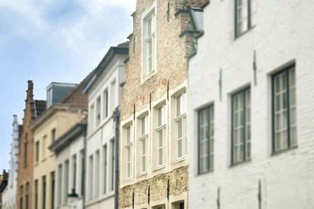 exclusief trapgevelhuis met lift en terras en tuin aan de rei nabij Sint-Jakobskerk en palend aan het Sebrechtspark