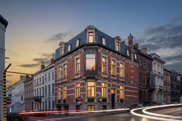 Verfijnd afgewerkt herenhuis met frontaal zicht op het Plateau-Roziergebouw
