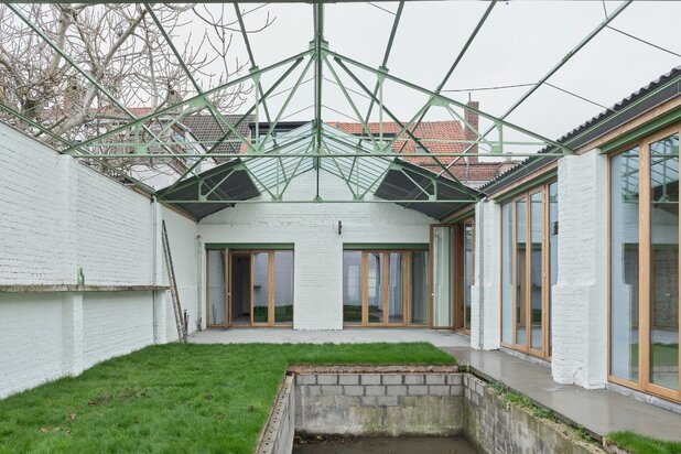 Architecturale woning ontworpen door GAFPA architecten met tuin, garage en atelierruimte op een boogscheut van het stadscentrum.