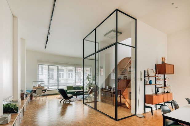 Artistic bel-étage with music studio and integrated garage