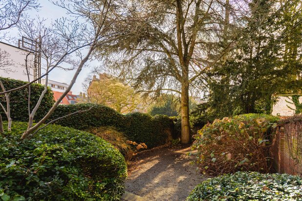 Stately town house with green city garden