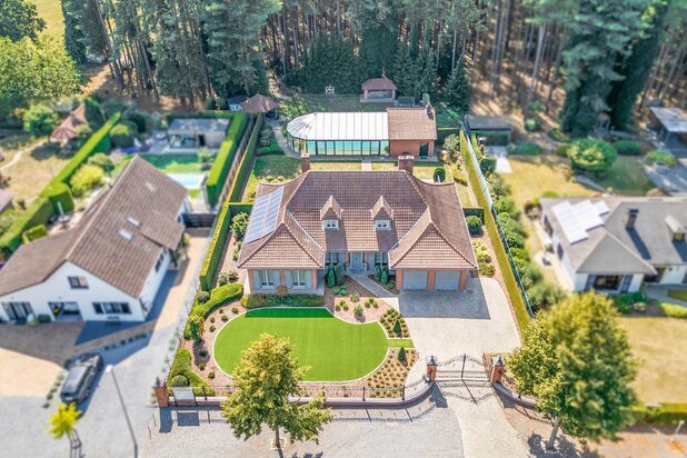 Luxueuze villa met overdekt zwembad, bos en weiland
