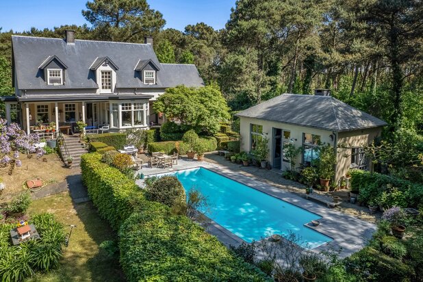 Exclusieve en uniek gelegen Engelse cottagevilla met orangerie, zwembad en aanpalende bouwgrond op ca. 1,9 ha in bosrijke omgeving.