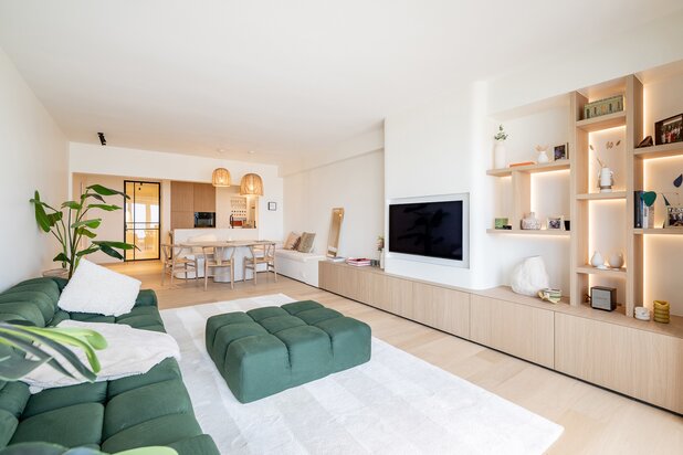 Modern gerenoveerd appartement met frontaal zeezicht