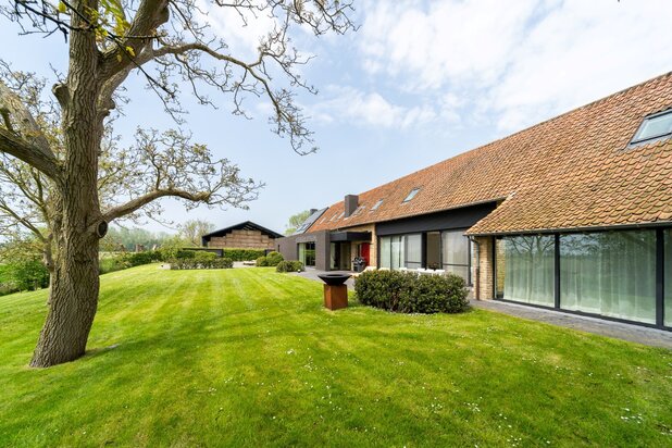 Prachtig gerenoveerde hoeve met panoramisch zicht over de polders