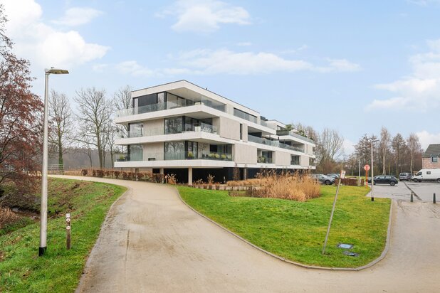 Exclusief wonen op topniveau – Luxe penthouse met panoramisch kanaalzicht te Hasselt.