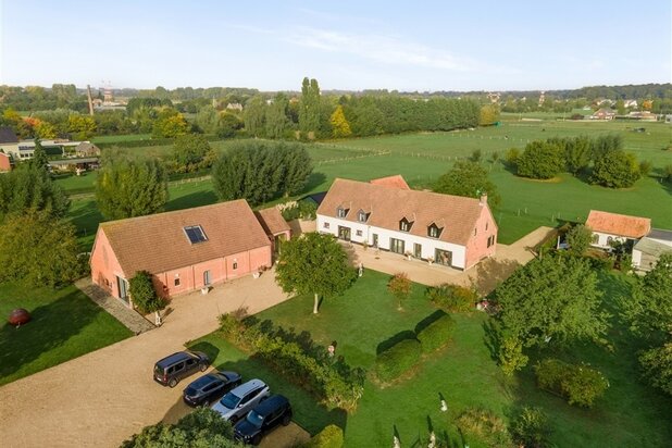 Boechout ∣  Uniek domein bestaande uit hoeve, schuur en stallen