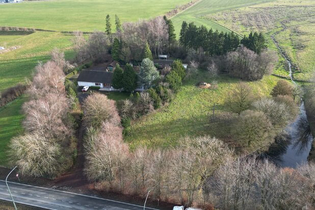 Gelijkvloerse woning op 1,5 hectare in woonwijk