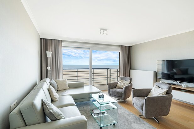 Appartement met frontaal zeezicht op topligging te Duinbergen