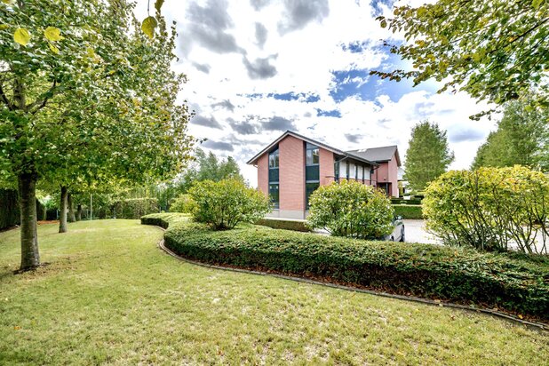 Grote villa met kantoor/praktijkvleugel. 