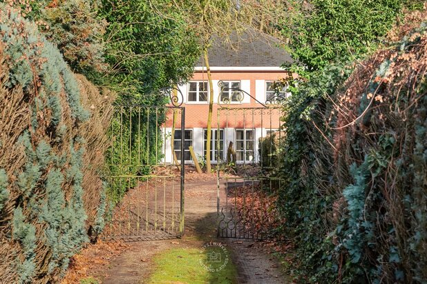 Statige villa omgeven door groen