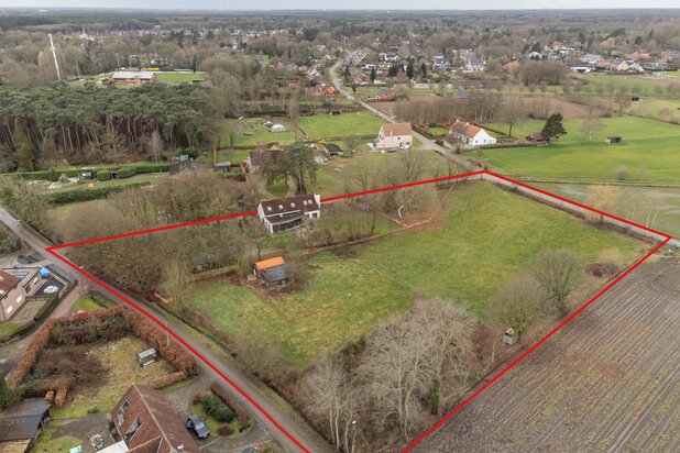 Hoeve met weiland en stallen op ca. 11 000 m² op de rand van Zoerselbos