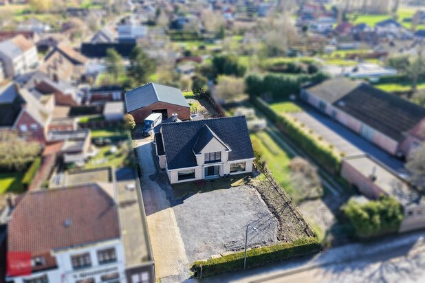 Commercieel gelegen vernieuwde villa met burelen, magazijn en woonst | Gauwelstraat