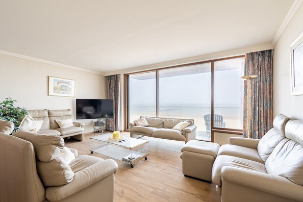 Gemeubeld appartement met frontaal zeezicht aan het Vanbunnenplein