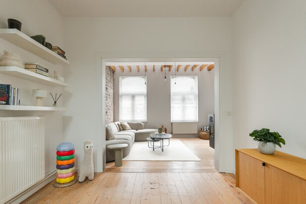 Ruime stijlvolle duplex met terras in eclectisch herenhuis