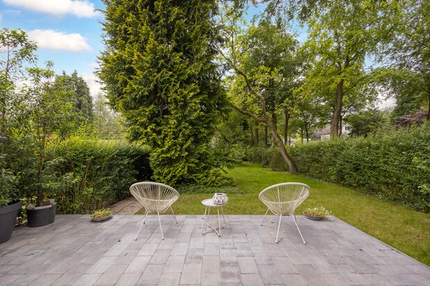 Ruim en licht volledig gerenoveerde charmevilla in hartje Brasschaat met ZW tuin.