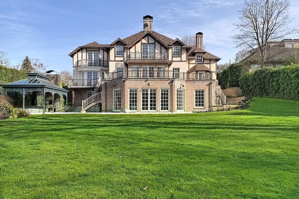 Prins van Oranje, Woud van Soignes: Weelderige villa cottage