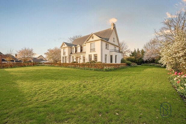 Prachtig afgewerkte franse villa met bijgebouw en zwembad