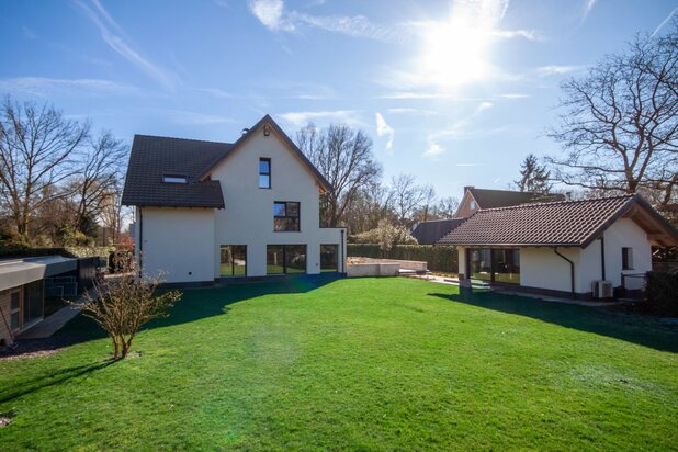 Recente, energiezuinige villa op toplocatie te Schilde