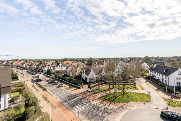 Corner flat in prime location with open views