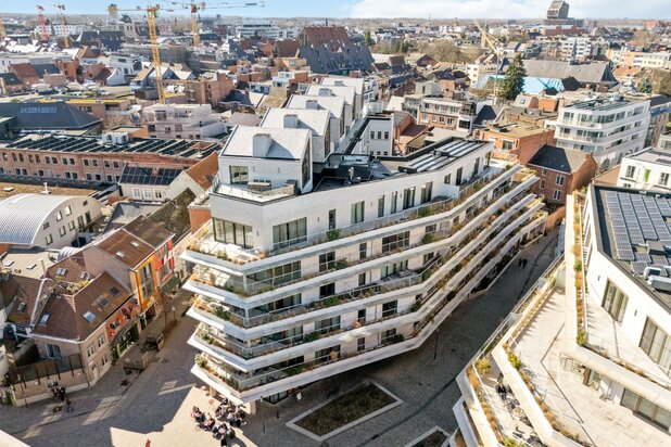 Exclusief appartement met royale wintertuin, ondergrondse parking en extra berging te Hasselt.