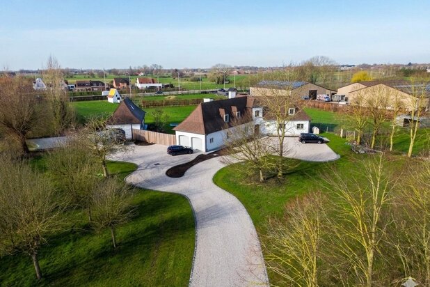 Prachtige landelijke villa met zwemvijver en paardenfaciliteiten 13.459m²